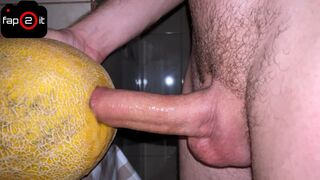 Szarva növekvő pasas dübörög egy lédús dinnyével nyögve a creampie-ig