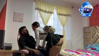 Egyedül vagyok a tesóm fullos barátnőjével, és gumi nélkül megbasszuk egymást, bele is élvezek a pinájába