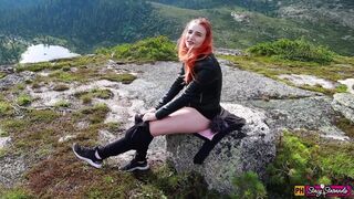 Fiatal vörös lány masturbál a hegyekben orgiáig