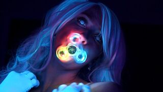 Neon fénylő tinédzser lány csábít faszodat tökéletes testével