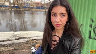 Spermafriss szuka sétál a parkban, arcán a forró fröccsenéssel