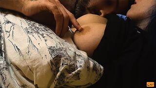 Forró csókok és mellnyalás egy tinédzser számára tökéletes bimbókkal