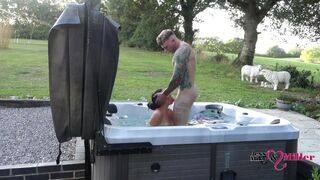Csinos kinti baszás a forró jacuzziban egy kéjes hétvégén