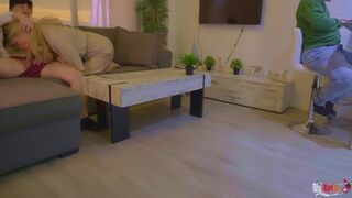 Mostohaanya leszopja a nevelő fia farkát és análba kúrják a férje háta mögött