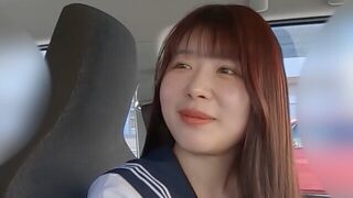 Kasumi-chan, a fullos riporternövendék autóban cumizza és veri a bájdorongot