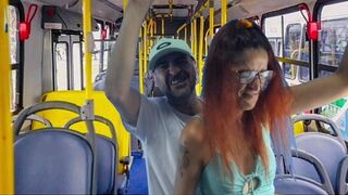 Idegen koleszos bigét kettyintenek meg a buszon!