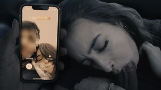 Zsenge csajszika megcsalja a pasiját és cumizza a gigászi farkat