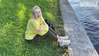 Webcamos csajszi szopásért kap pénzt a parkban