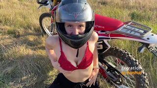 Kívánatos motoros szuka szopja a motorost az enduro mezőn