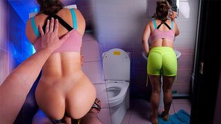 Szajha tökéletes seggel gyengéden megbasszák a wc-ben!