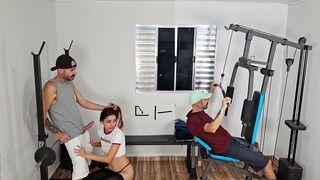 Exkluzív! háziasszony keményen megbassza férjét hátulról az edzőteremben!
