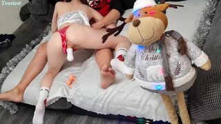 Fiatal amatőr csajszi megmutatja, hogyan kívánja a vad hármast műfallosszal kezdve