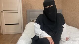 Bájos arab milf kéjelgő utasításokat ad nevelő fiának