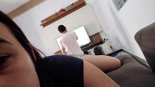 Szeretnék kefélni ezzel a szerelővel, mutatom neki a gigantikus seggem, hátha bejön!