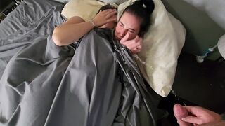 Dupla kicsike csöcsű barna hajú lányra pisil az ágyban majd pisi áztatta bugyijukban csókolóznak