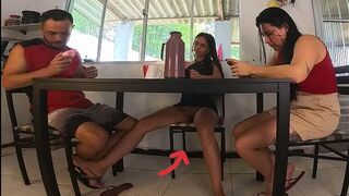 A manusom férjének szoptam le az asztal alatt a szülinapján
