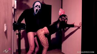 Maszkos őrült keményen megbassza a fekete kis csajt a tükör előtt - halloween szerepjáték fétis páros játék