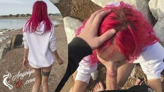 Vad fiatal oboázás a strandon - lenyeli az egészet