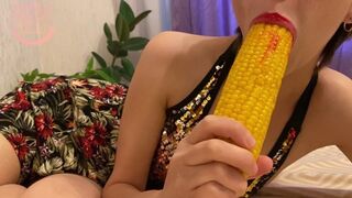 Kicsike nika könyörtelen fenék játéka étellel 4k-ban