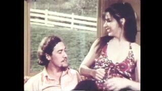 John Holmes nyalja a pipi szaftos punáját a retro pornóban