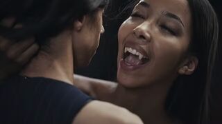 Ebony Vampire Mistress Lia Lin elcsábít egy latina óriási tőgyes fiatal lányt a Vampired kíméletlen domina játékában