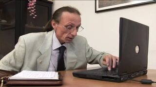 Luvnya MILF titkárnő leszopja ki a mocskos főnökét