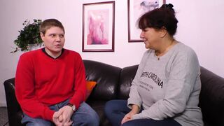 Vörös hajú milf óriási mellekkel cidázza a kukit és hagyja hogy keményen megdugják