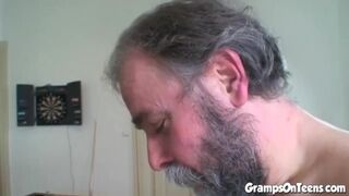 Zsenge vörös csaj leszopja és lovagol a nagypapa péniszén
