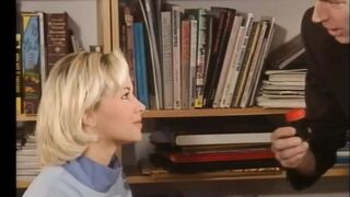 Tömjük tele a seggüket hatalmas farokkal retro pornó teljes filmben